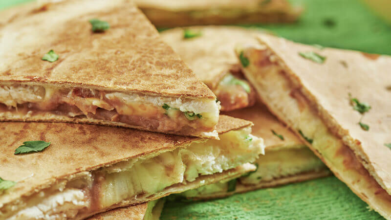 quesadillas au poulet et aux haricots frits