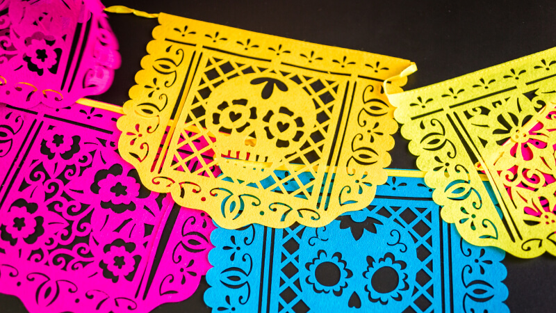 Accrochez du papel picado (papier découpé)